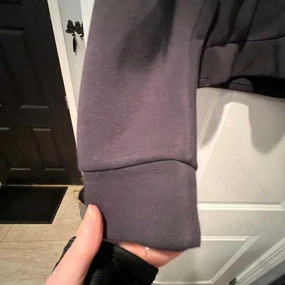 ~Guess~ Crop Sweatshirt - Medium - Picture 3 of 5